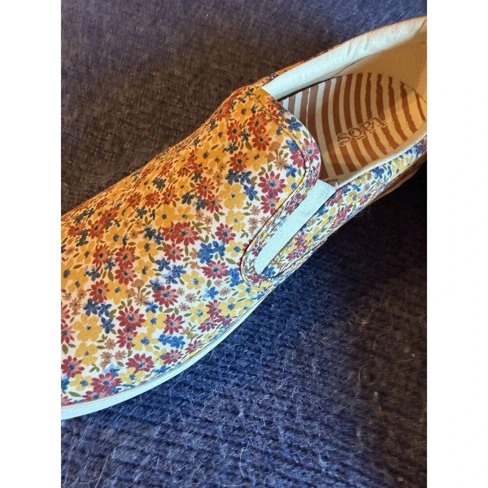 Taos Floral Slip On Shoes Size 7.5 Bright Cute Flowers Non Slip